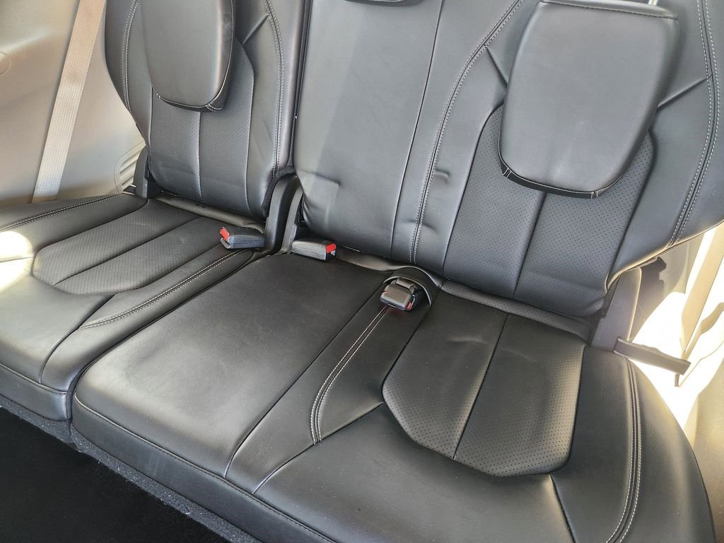 Used 2024 Chrysler Pacifica Touring-L image 31