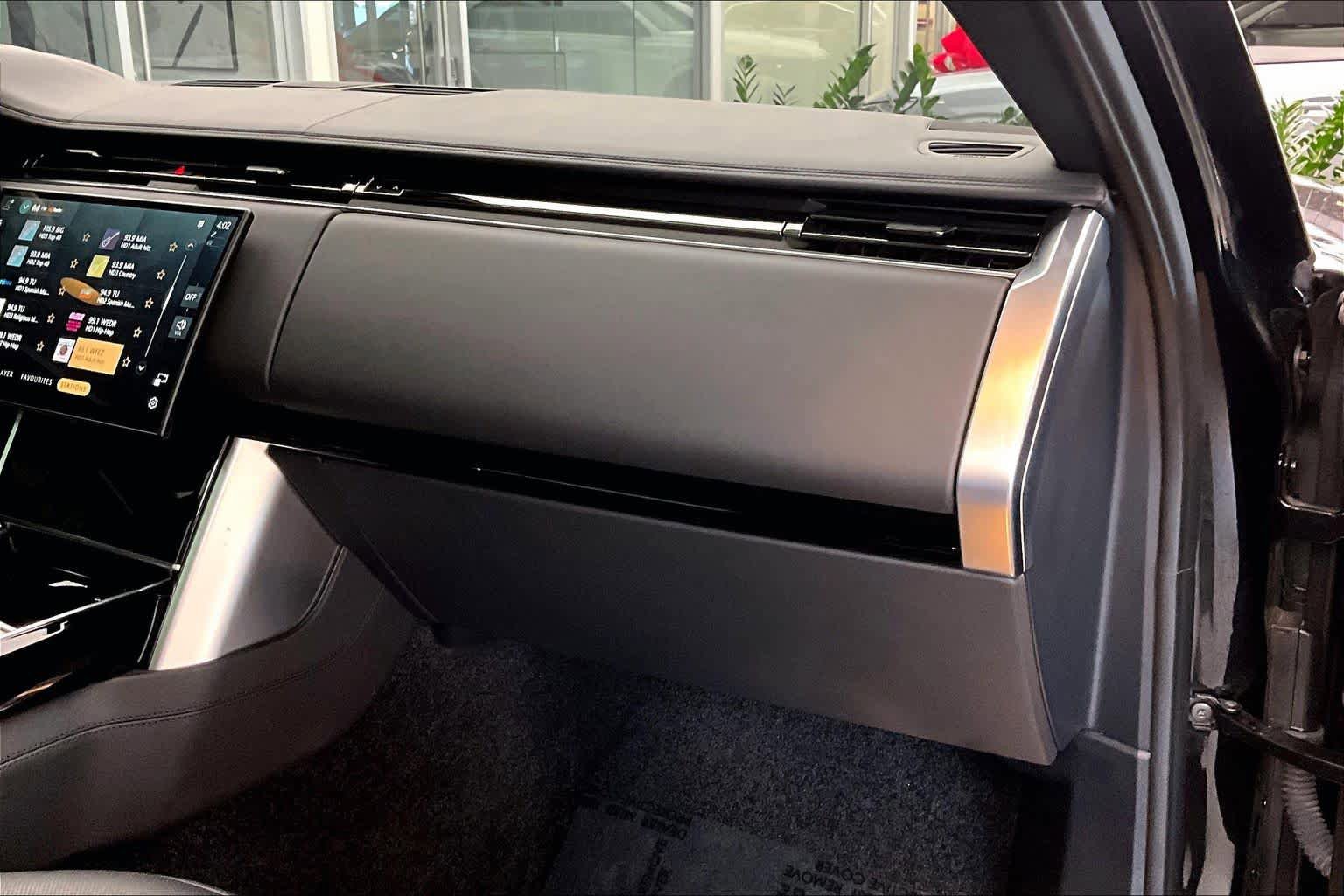 Used 2025 Land Rover Range Rover SE AWD/4WD image 18