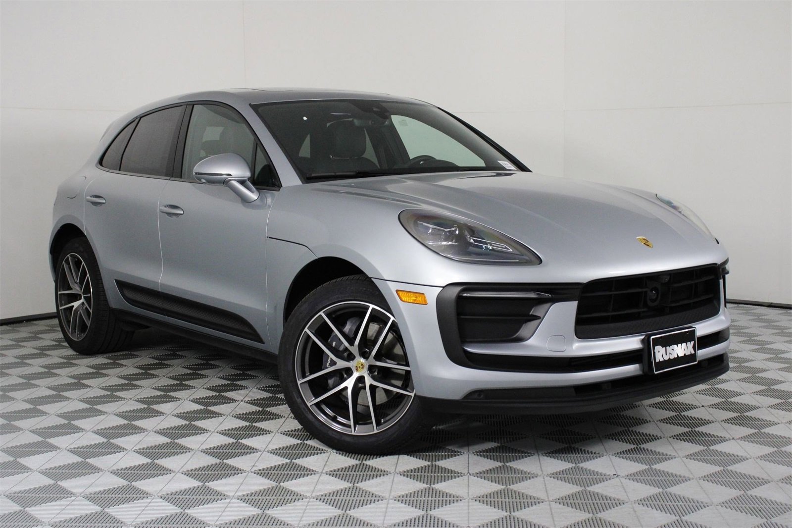 Used 2025 Porsche Macan image 9