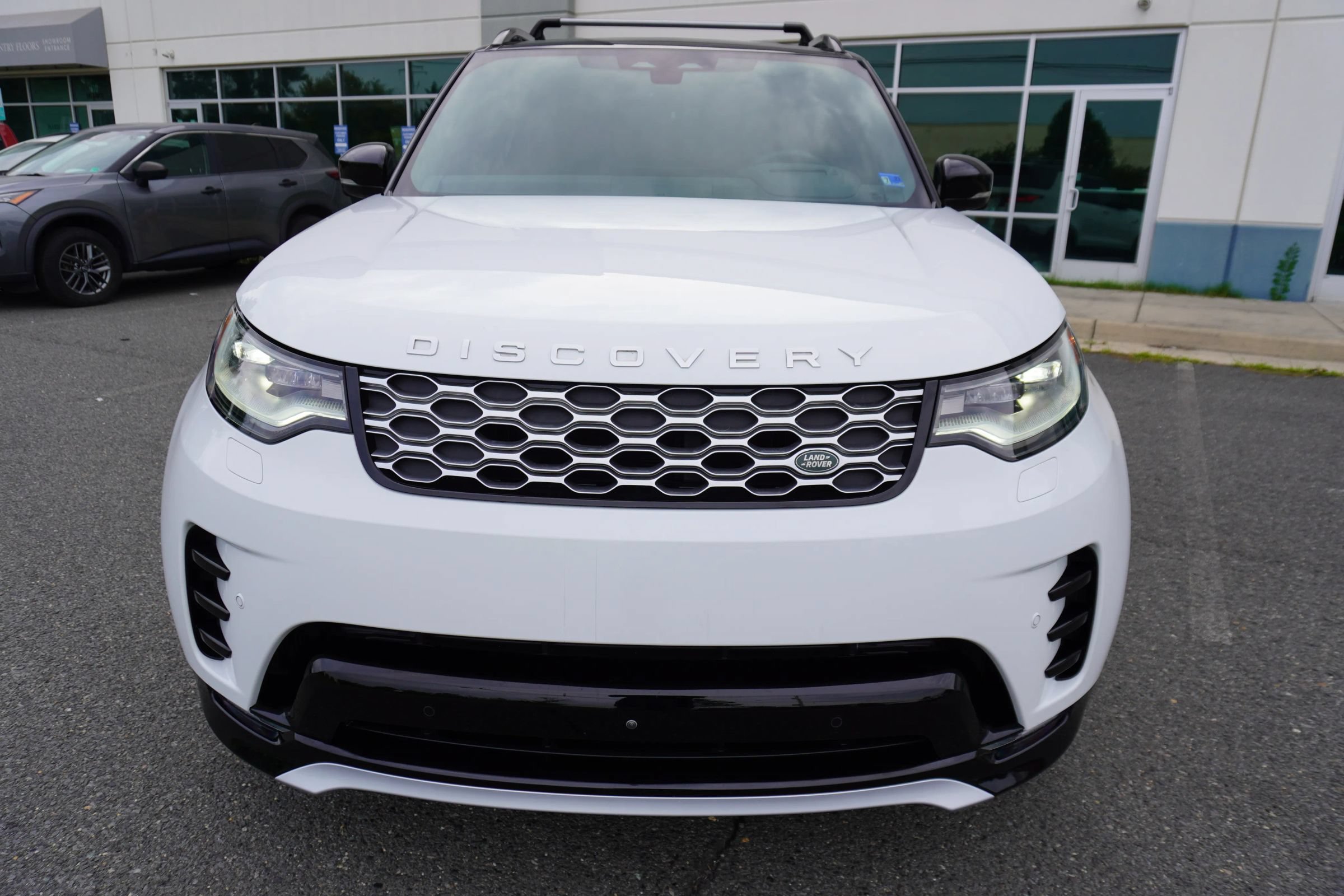 Used 2024 Land Rover Discovery Metropolitan Edition AWD/4WD image 2