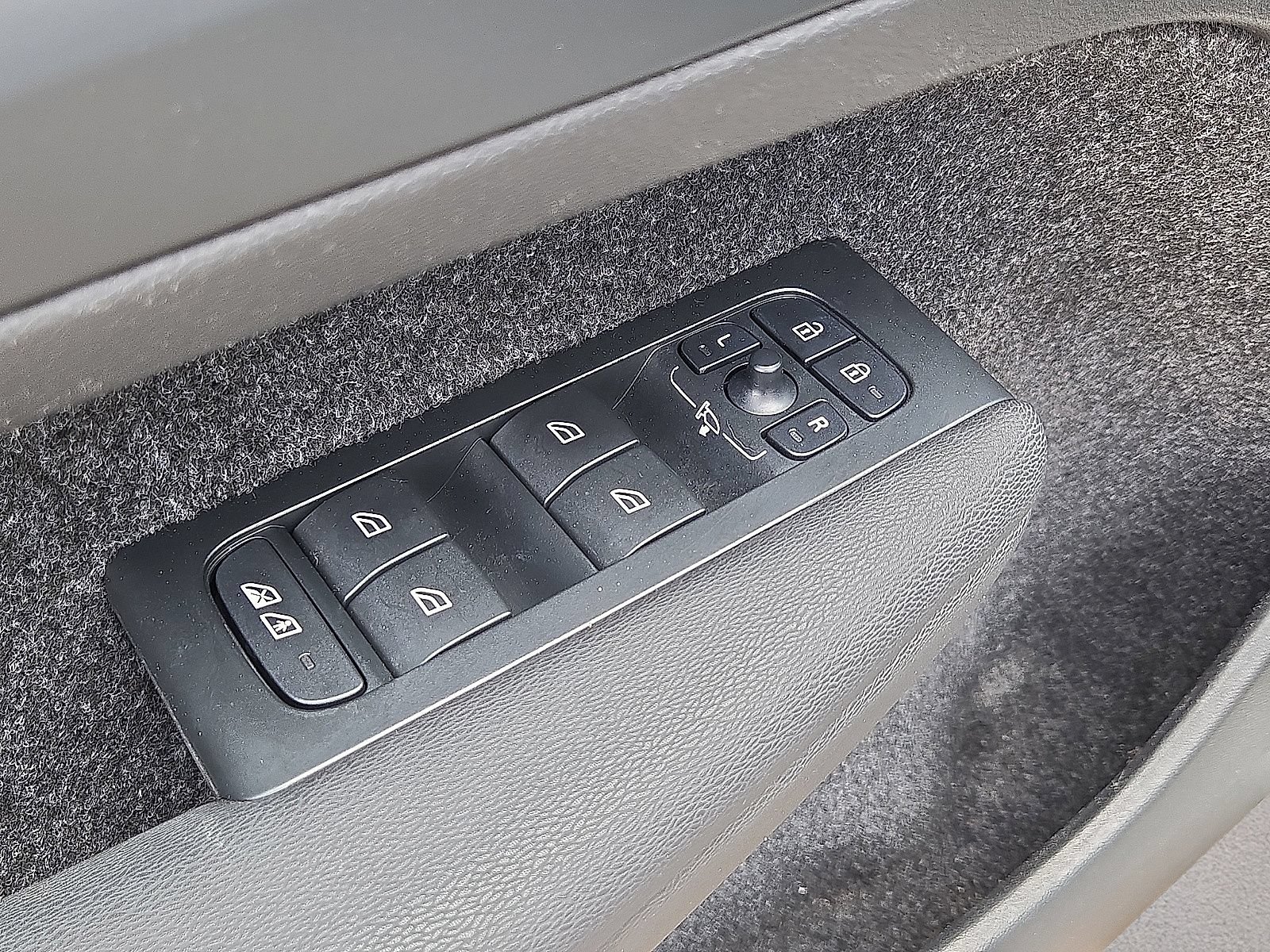 Certified 2023 Volvo C40 Recharge Core AWD/4WD image 22
