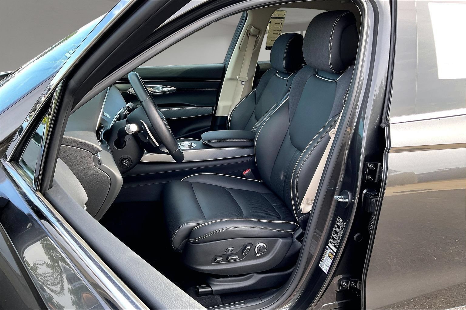 Used 2025 Genesis Electrified GV70 AWD/4WD image 21