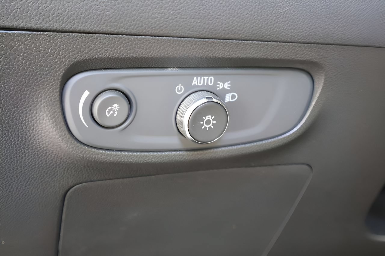 Used 2025 Buick Encore GX Avenir w/ Avenir Technology Package FWD image 18