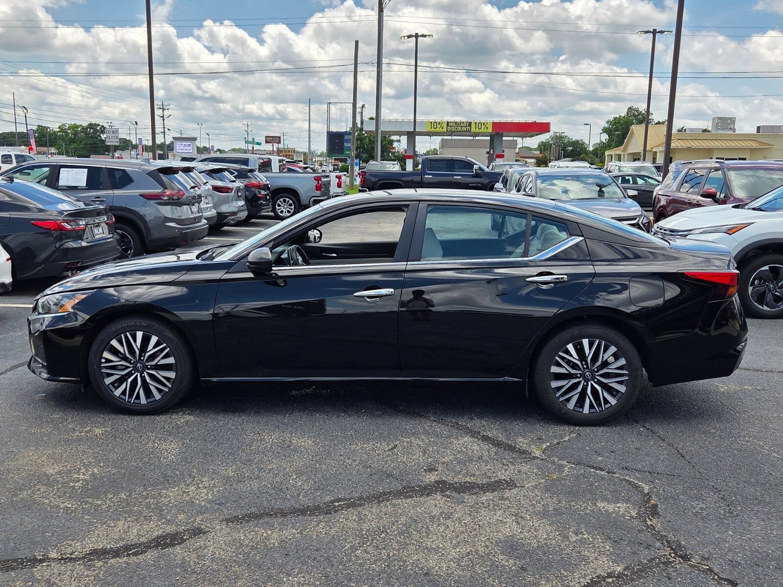 Used 2025 Nissan Altima 2.5 SV FWD image 4