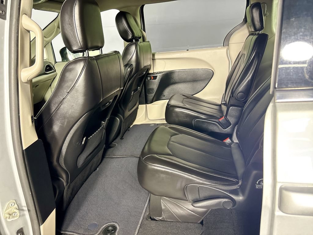 Used 2024 Chrysler Pacifica Touring-L FWD image 18