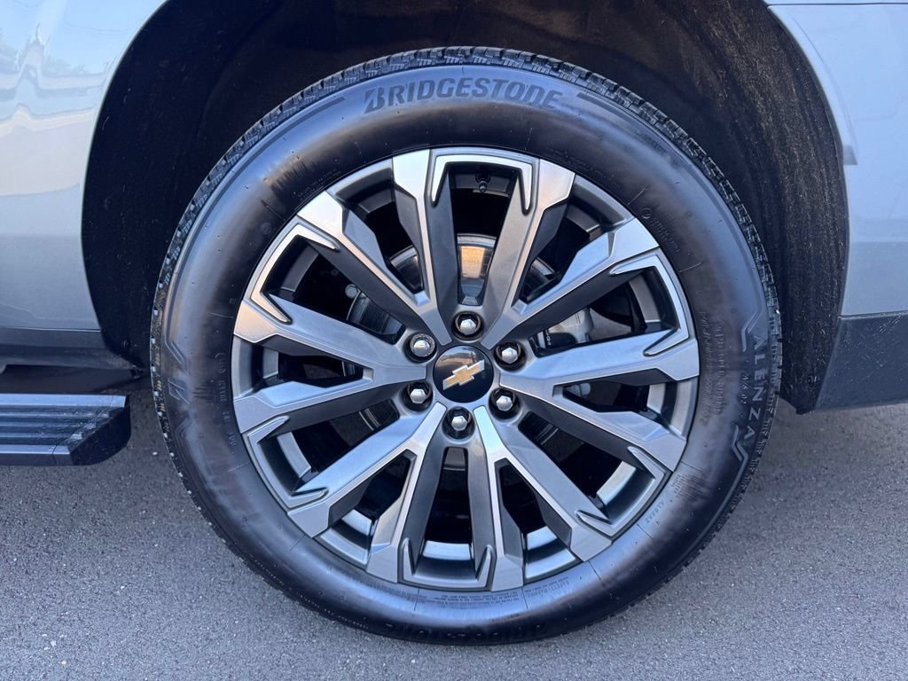 Used 2025 Chevrolet Suburban High Country AWD/4WD image 32