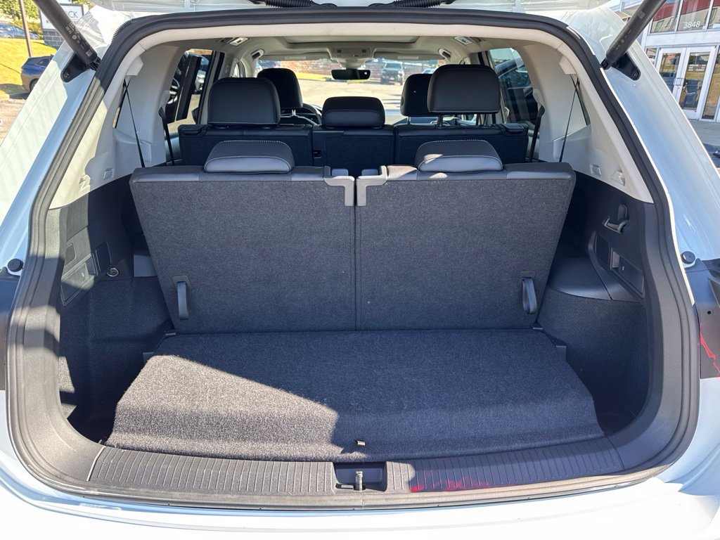 Used 2024 Volkswagen Tiguan SE w/ Panoramic Sunroof Package FWD image 27