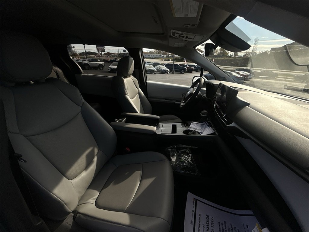 New 2025 Toyota Sienna XLE w/ XLE Plus Package image 7