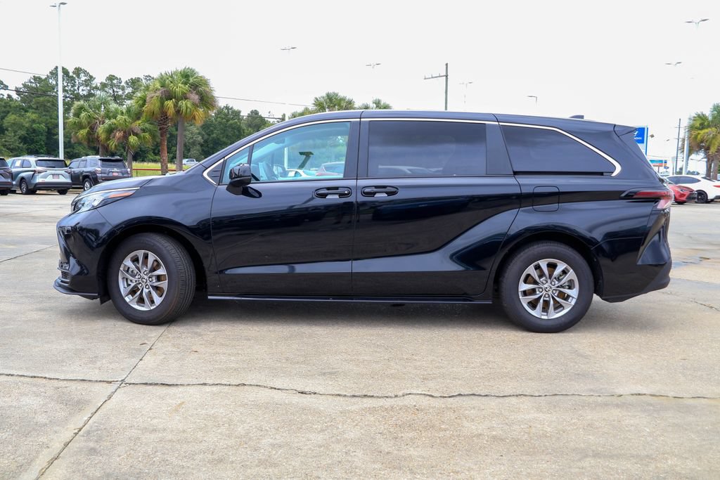 Used 2026 Toyota Sienna LE FWD image 30