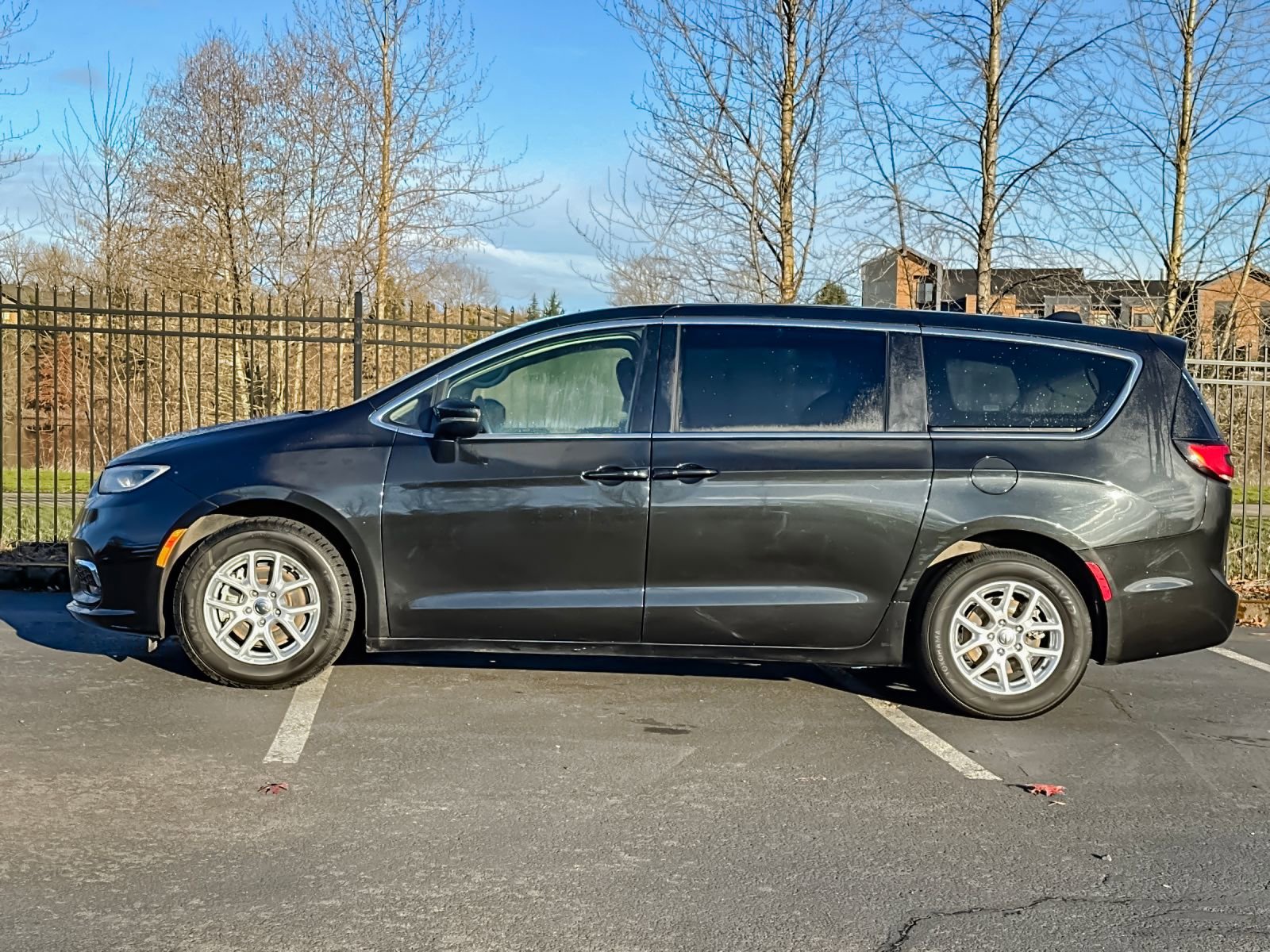 Used 2023 Chrysler Pacifica Touring-L image 6