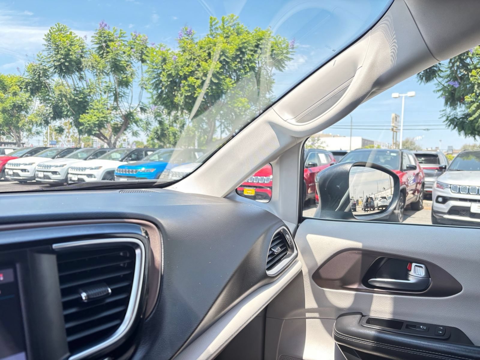 Used 2024 Chrysler Voyager LX FWD image 38