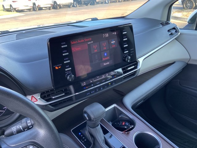 Used 2023 Toyota Sienna LE FWD image 40