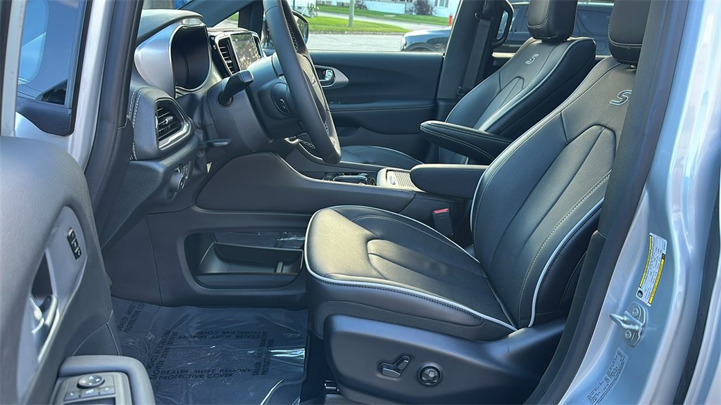 New 2026 Chrysler Pacifica Limited w/ S Appearance Package image 13