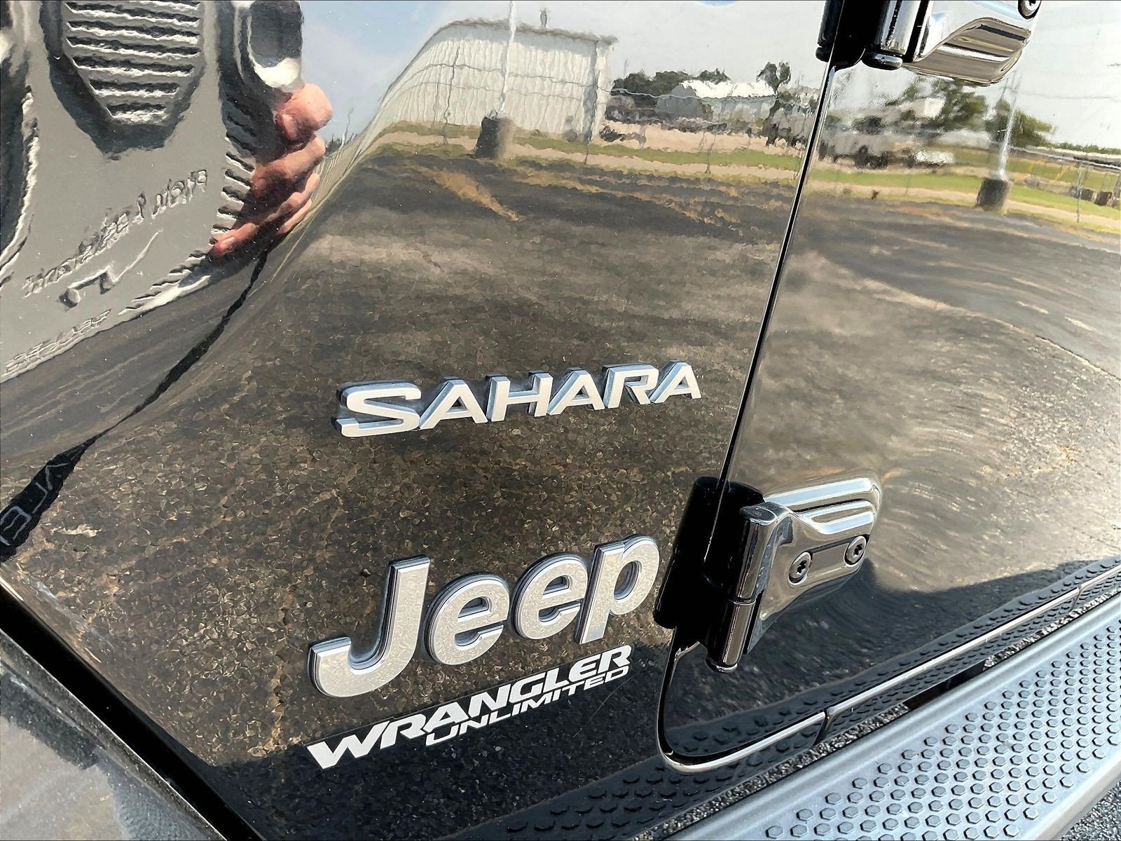 Used 2019 Jeep Wrangler Unlimited Sahara AWD/4WD image 23