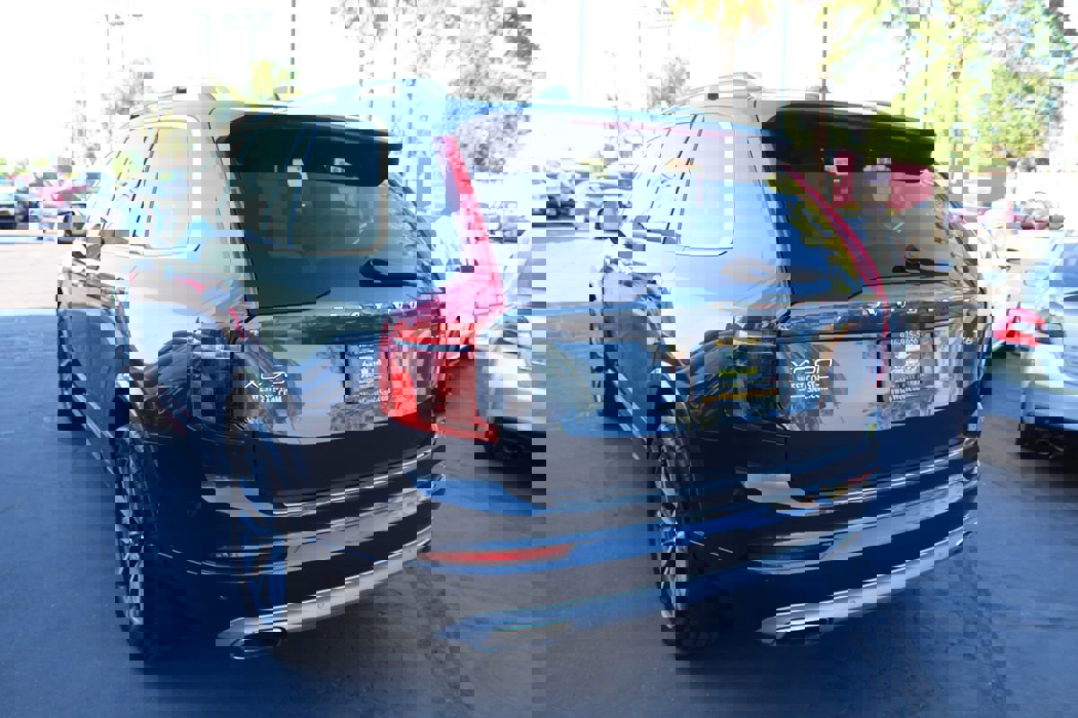 Used 2017 Volvo XC90 T6 Momentum w/ Vision Package image 5