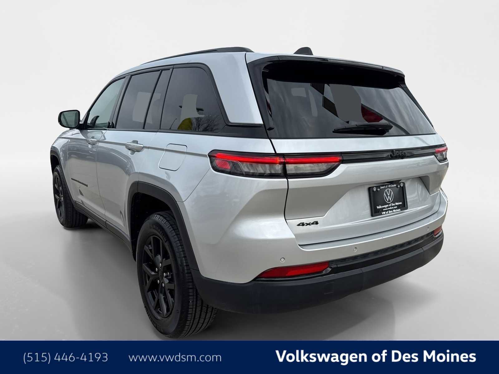 Used 2025 Jeep Grand Cherokee Altitude AWD/4WD image 4