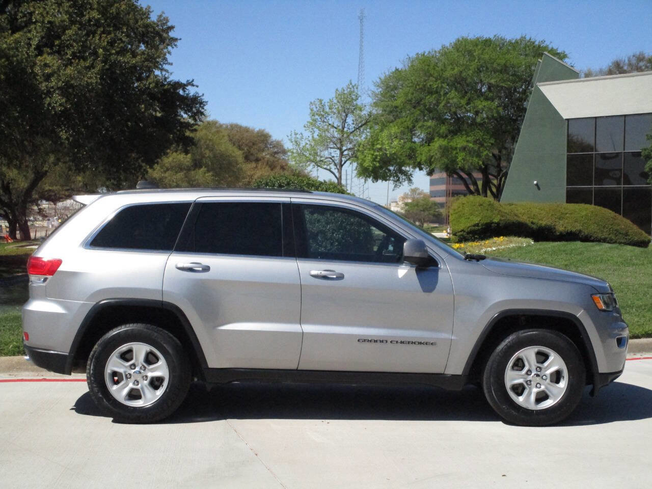 Used 2017 Jeep Grand Cherokee Laredo RWD image 4
