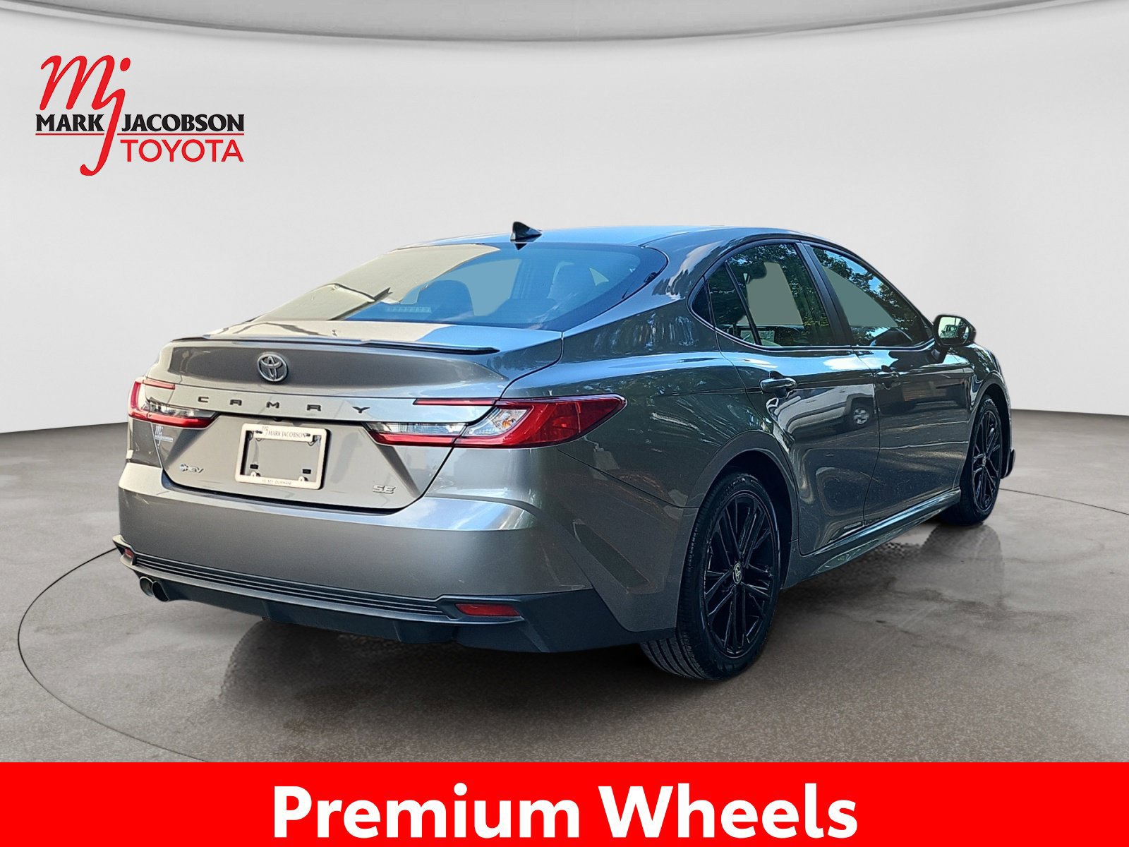 Used 2025 Toyota Camry SE FWD image 9