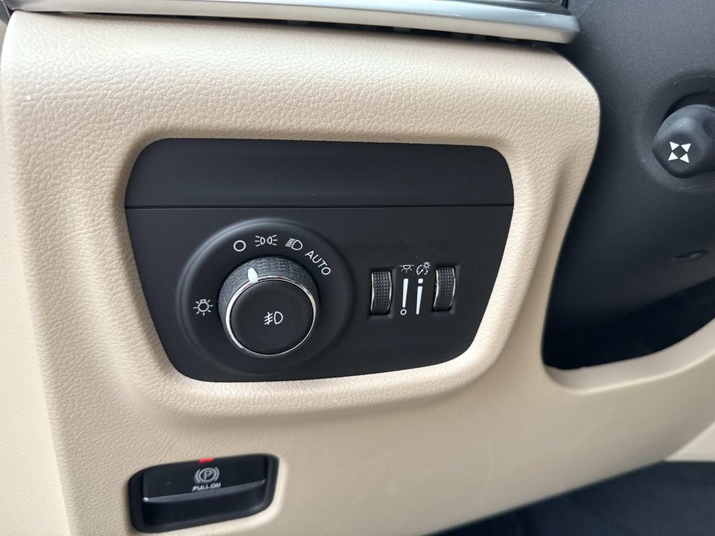 Used 2023 Jeep Grand Cherokee L Limited w/ Luxury Tech Group II image 44