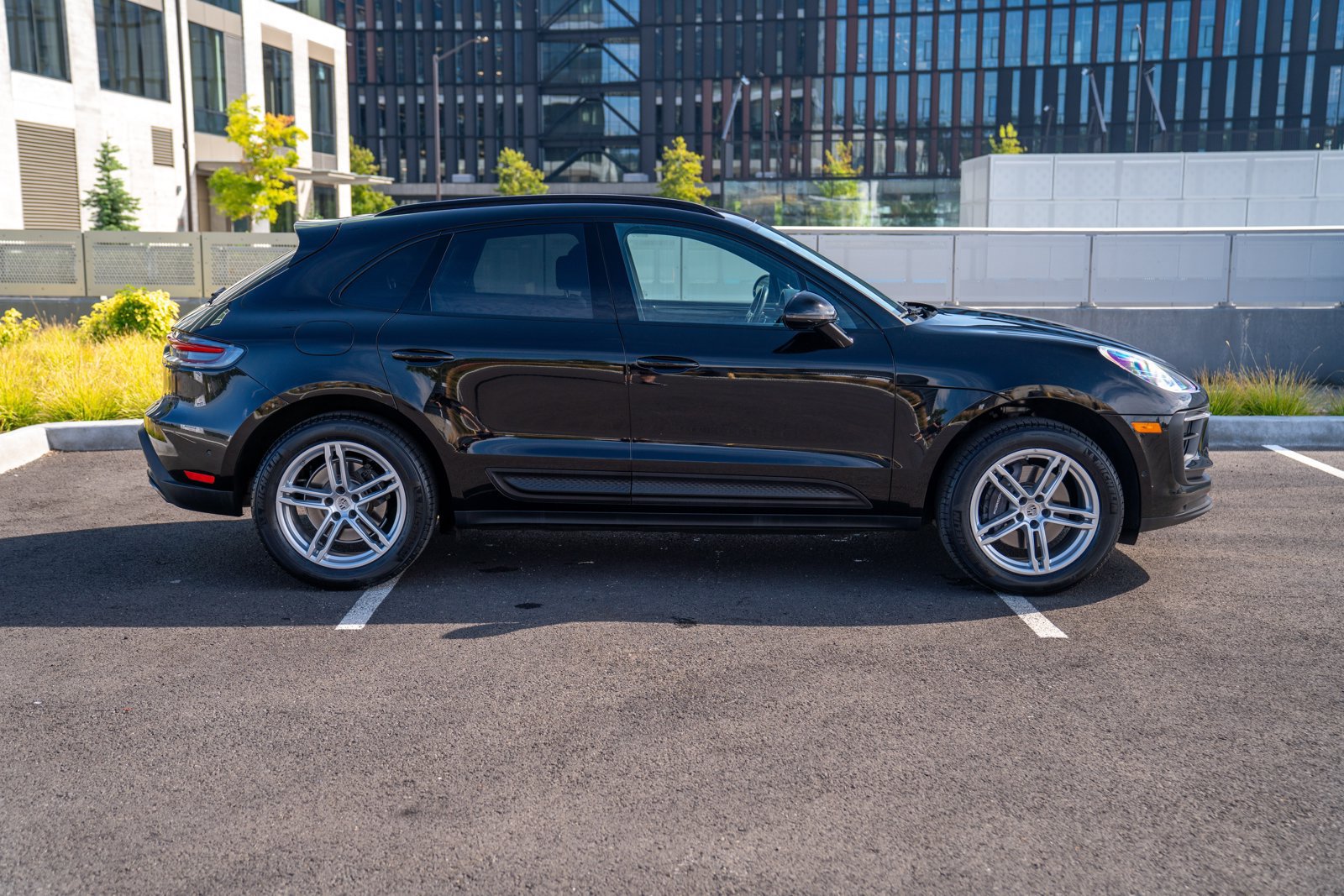 Certified 2024 Porsche Macan AWD/4WD image 8