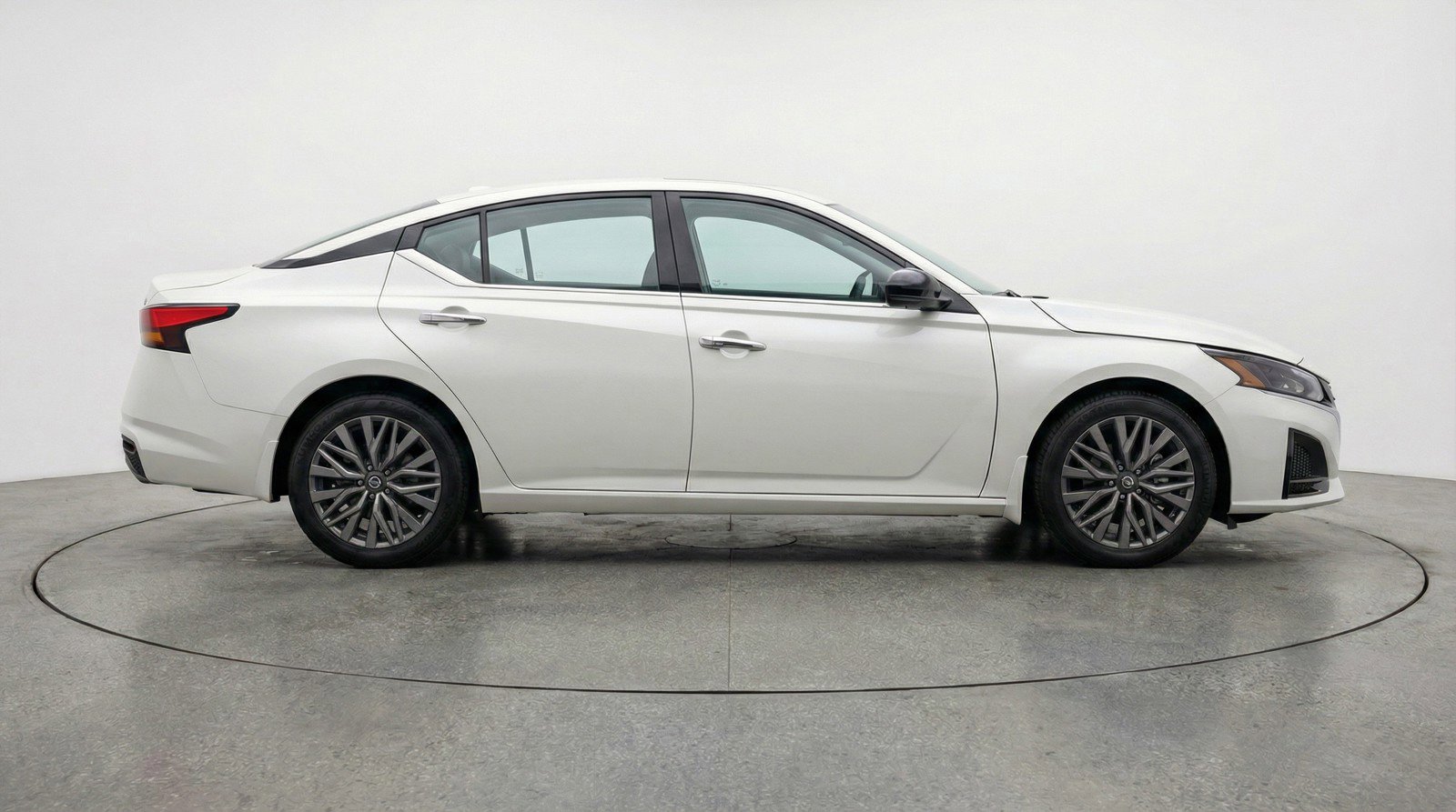 Used 2025 Nissan Altima 2.5 SV image 11