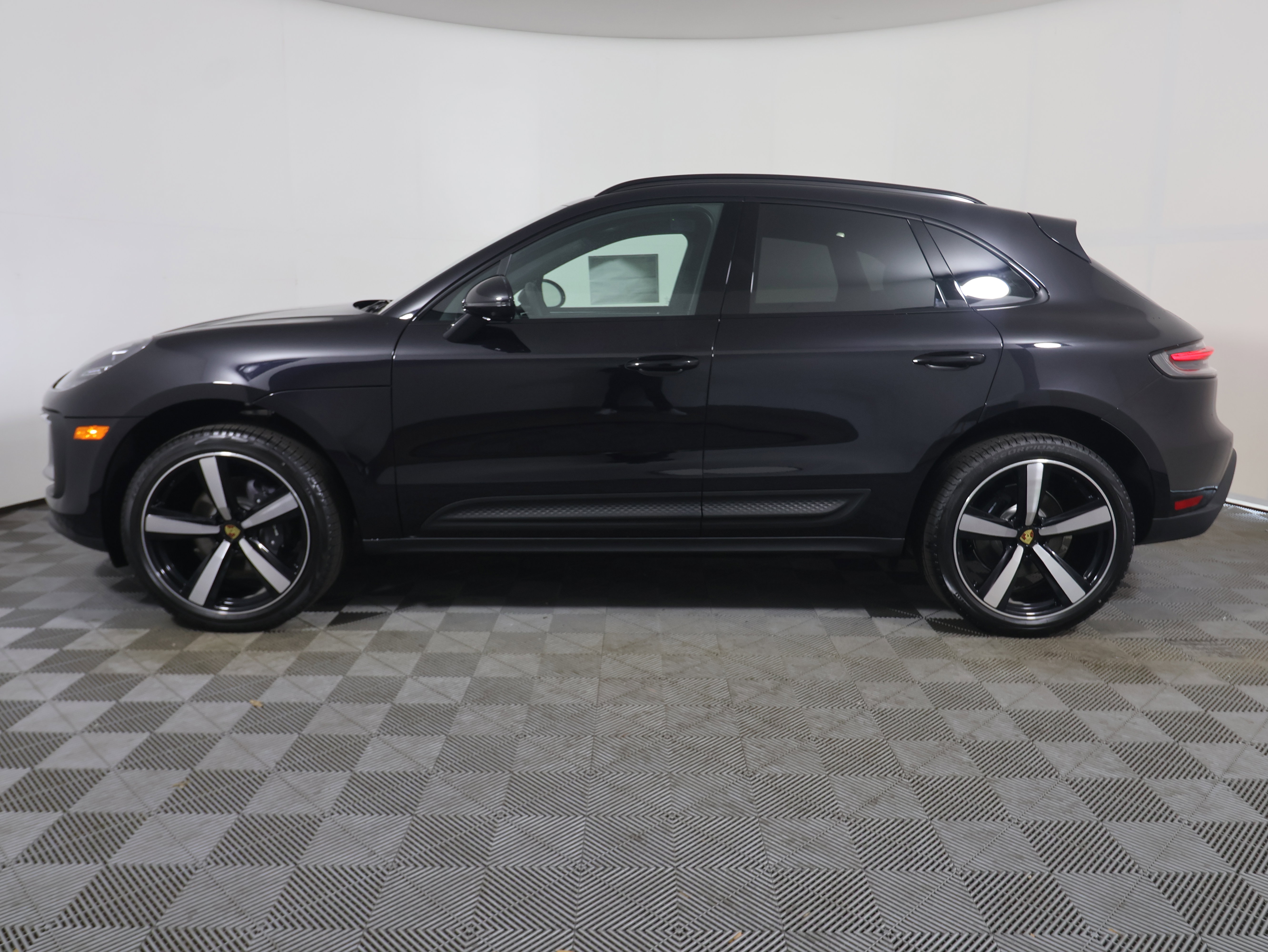Used 2025 Porsche Macan image 2