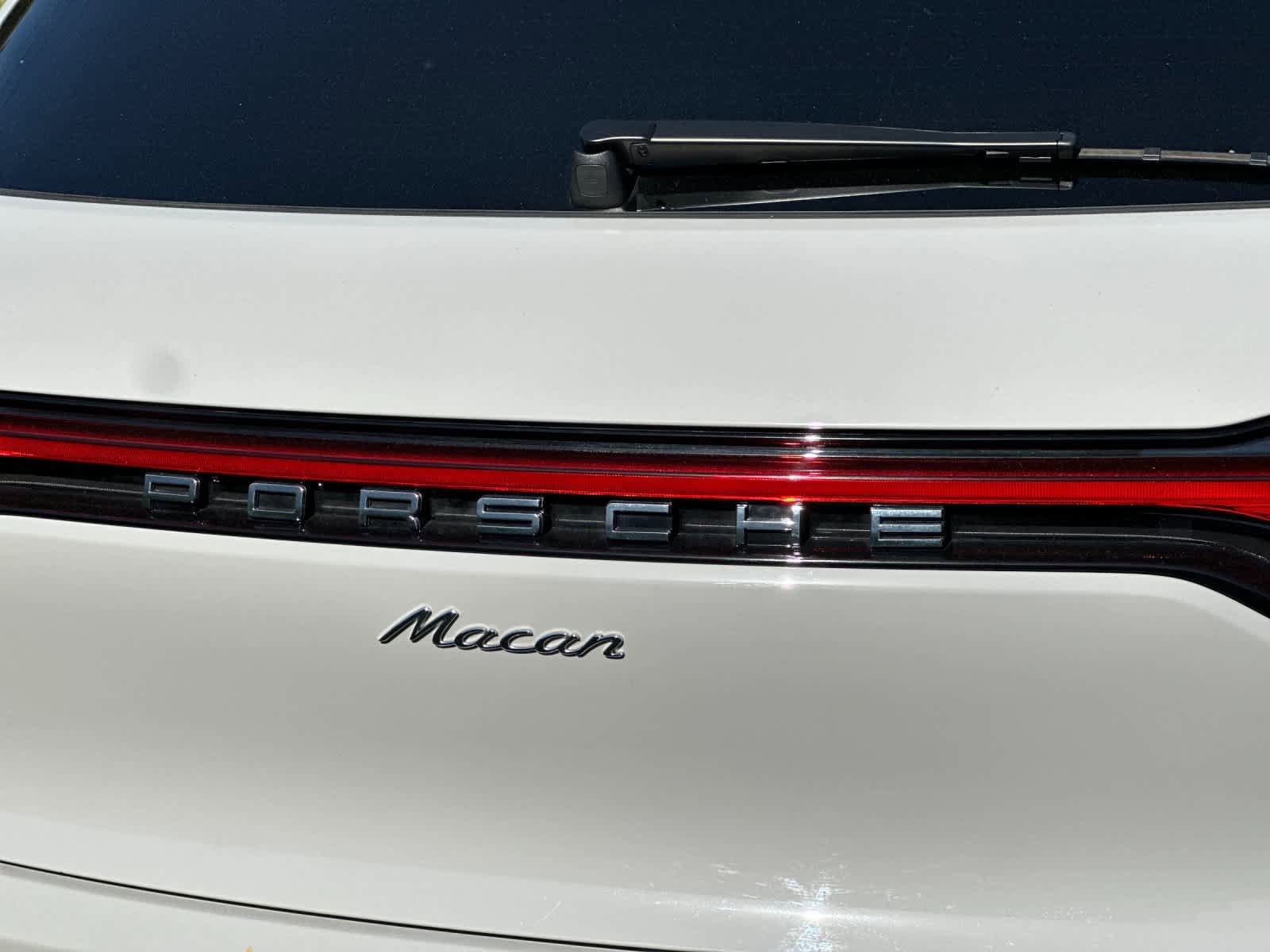 Certified 2025 Porsche Macan AWD/4WD image 31