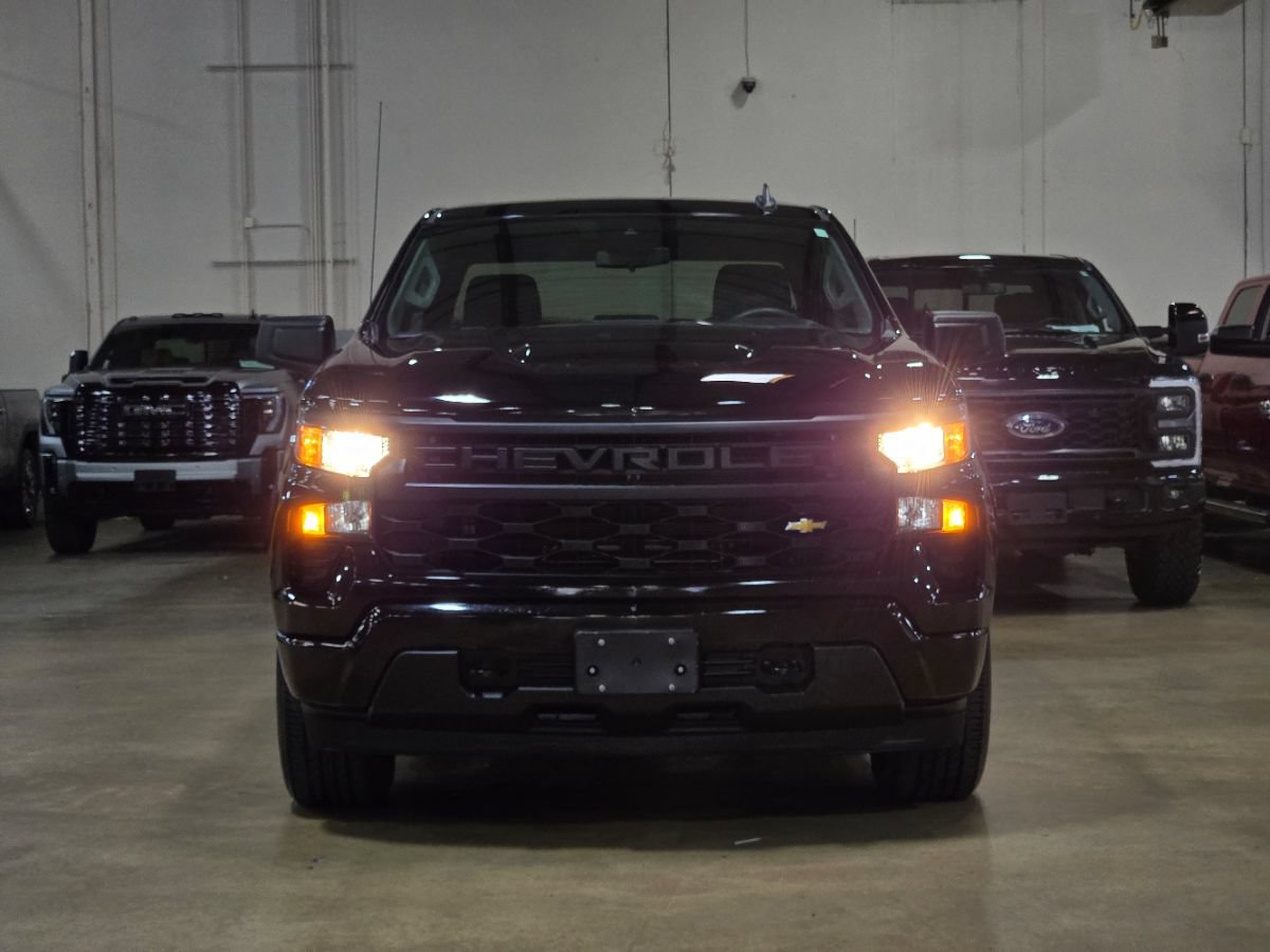 Used 2022 Chevrolet Silverado 1500 Custom RWD image 2