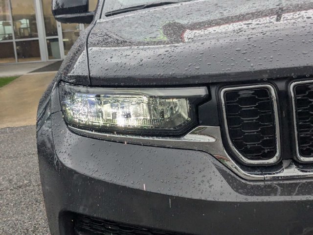Used 2025 Jeep Grand Cherokee Laredo X RWD image 10