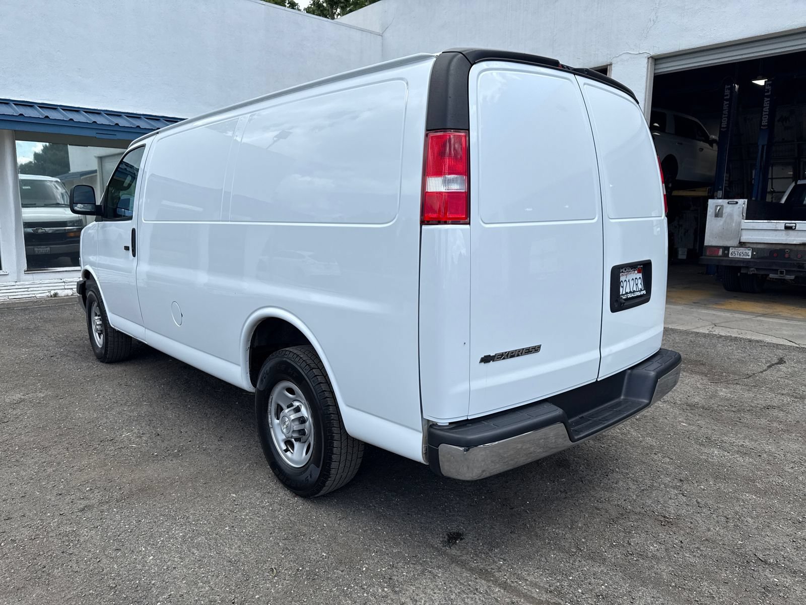 Used 2022 Chevrolet Express 2500 w/ Driver Convenience Package RWD image 3