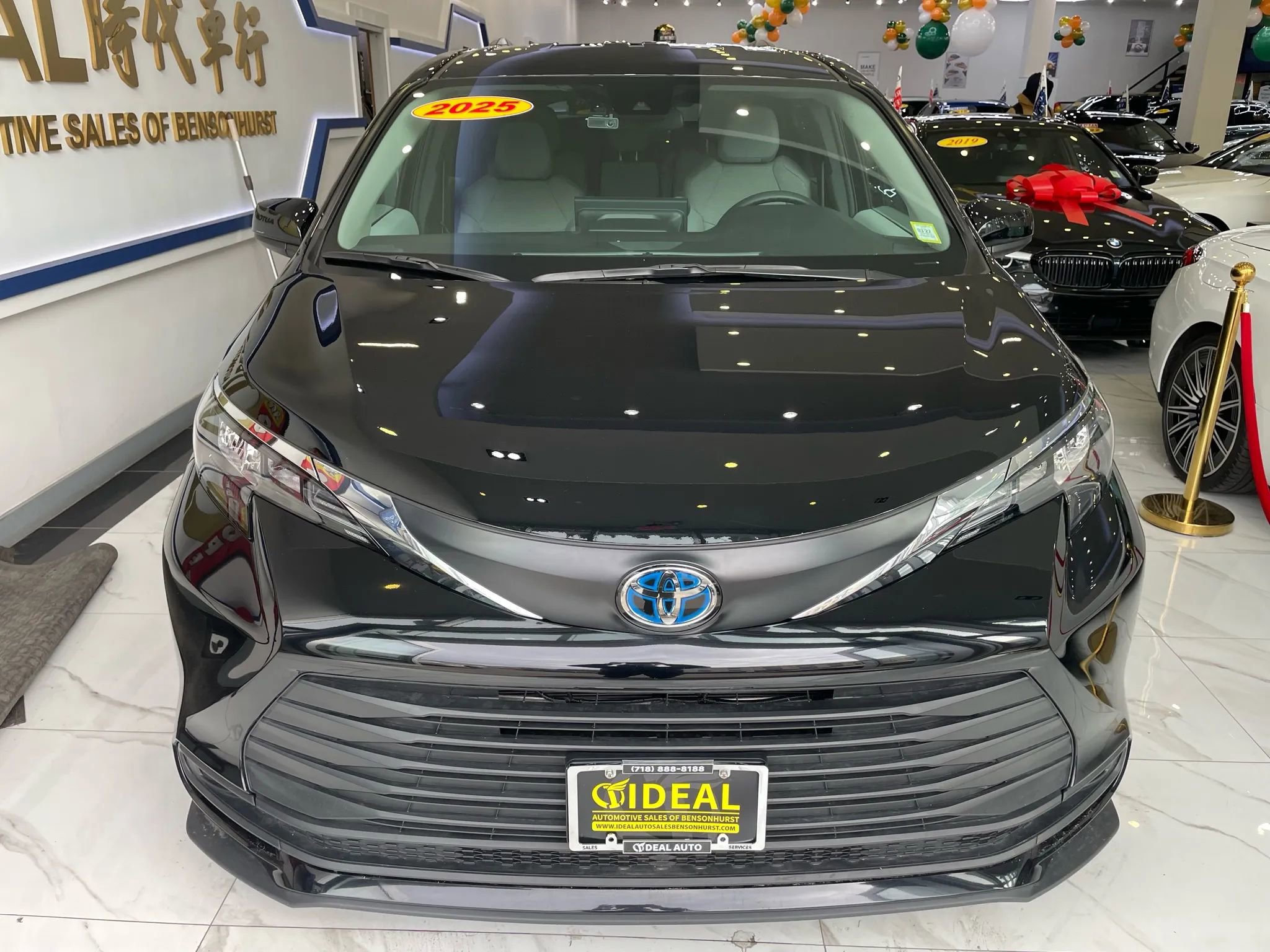 Used 2025 Toyota Sienna LE image 2