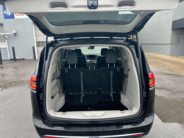 Certified 2024 Chrysler Pacifica Touring-L image 24
