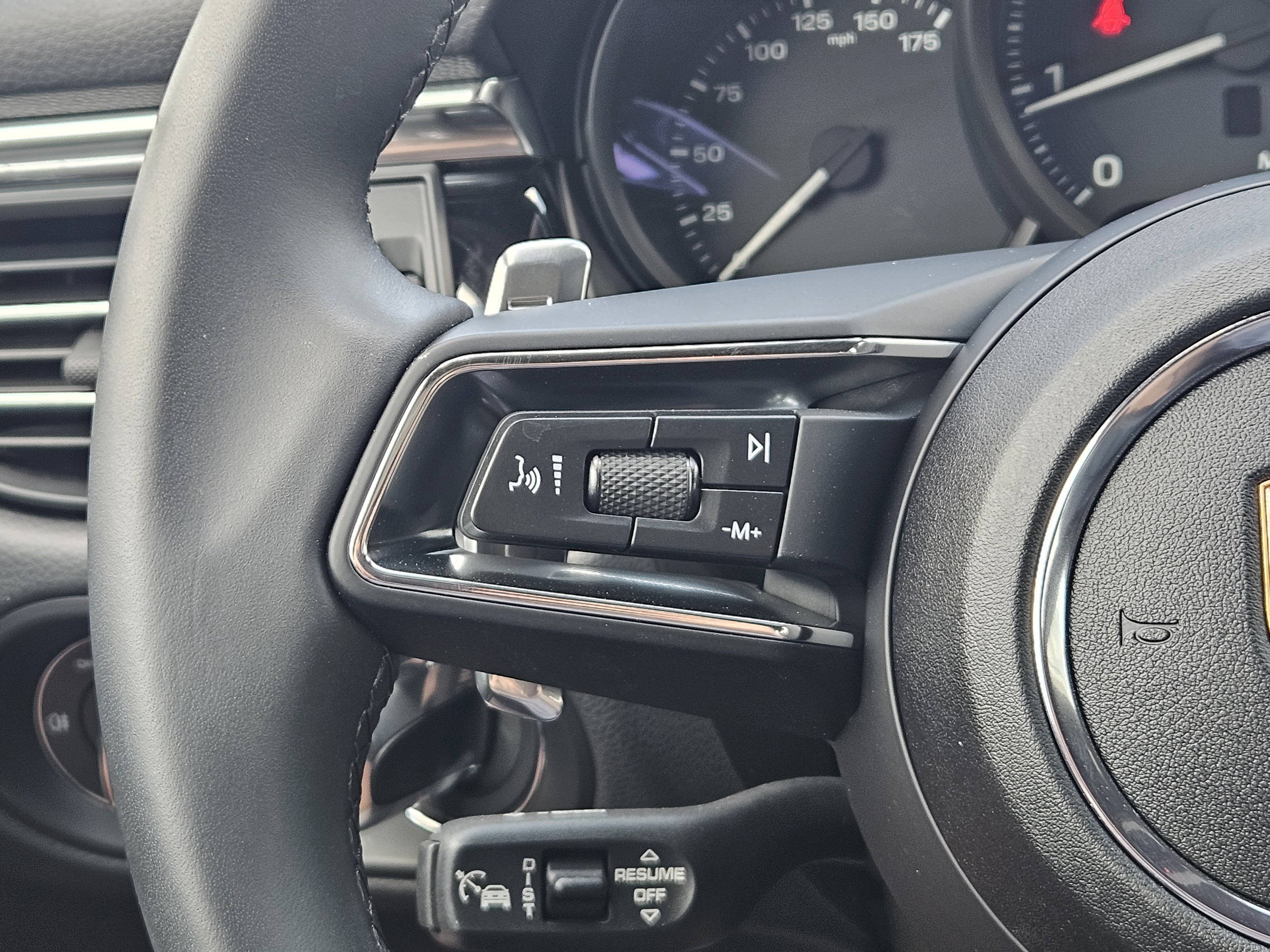 Certified 2025 Porsche Macan AWD/4WD image 26