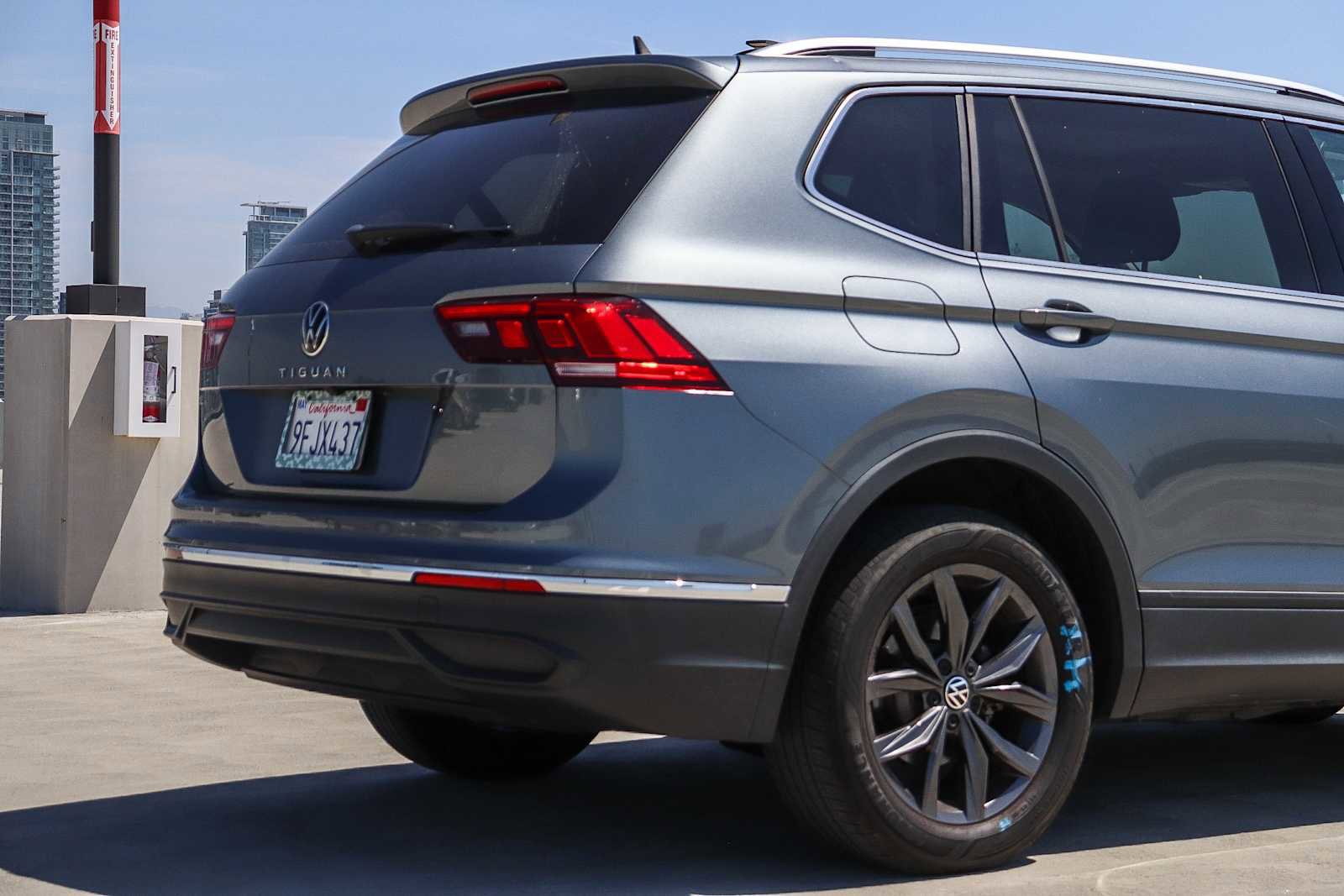 Used 2023 Volkswagen Tiguan SE w/ Panoramic Sunroof Package image 9