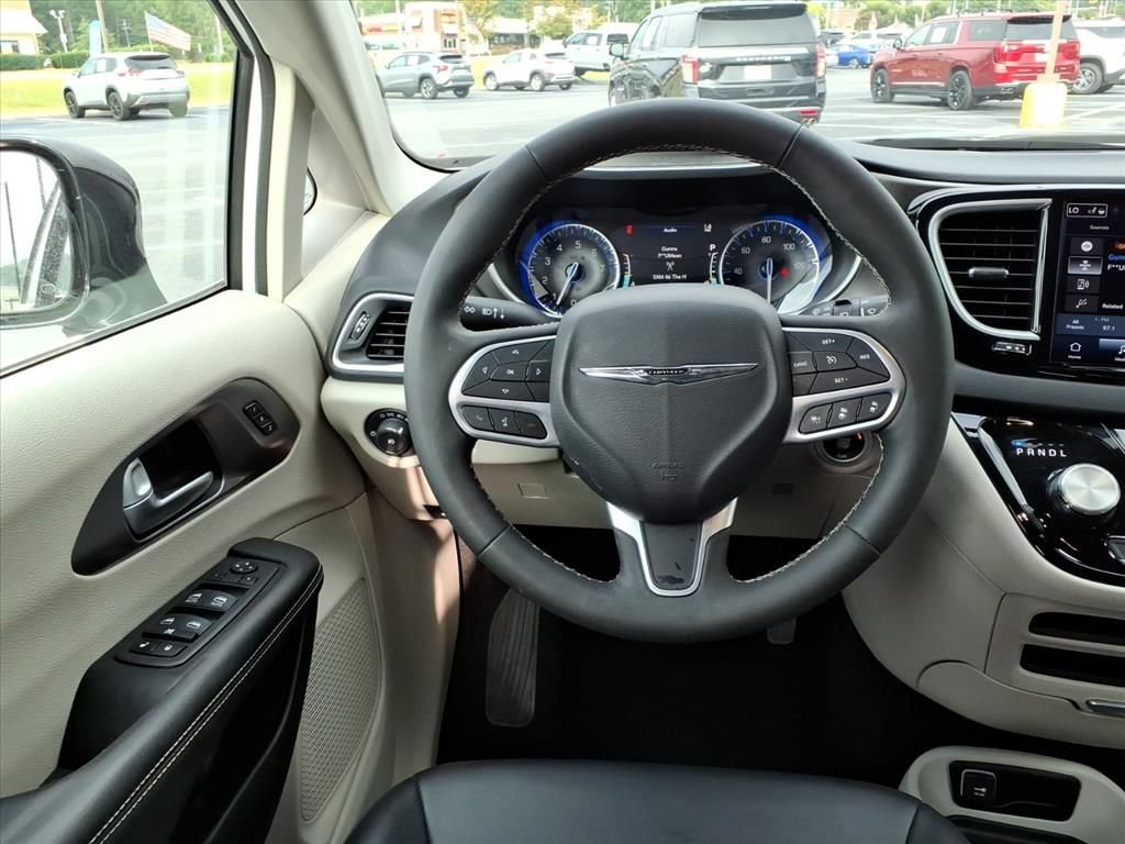Used 2024 Chrysler Pacifica Touring-L FWD image 26