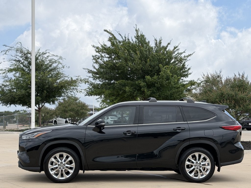 Used 2023 Toyota Highlander Limited FWD image 3
