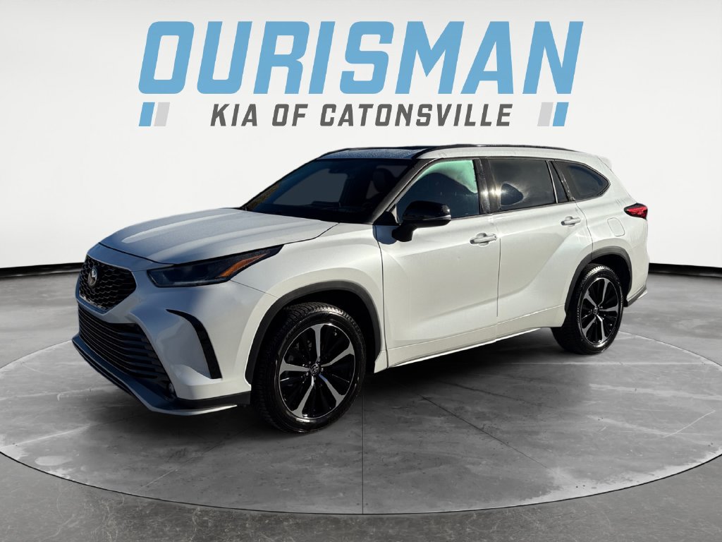 Used 2022 Toyota Highlander XSE AWD/4WD image 2