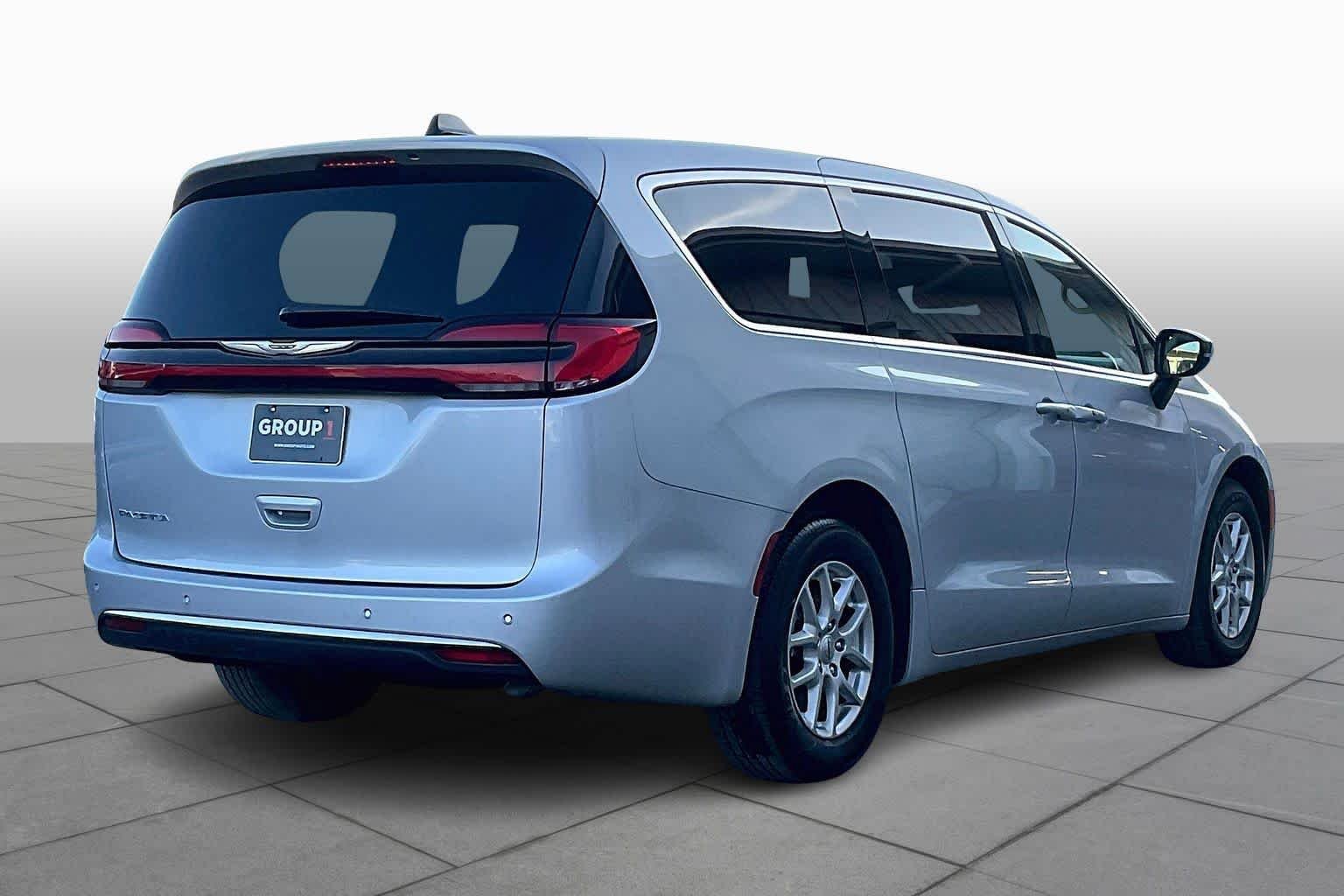 Used 2024 Chrysler Pacifica Touring-L image 13