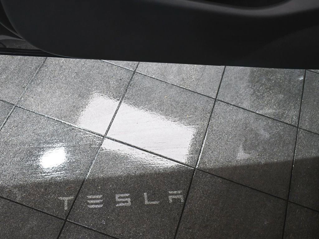 Used 2025 Tesla Model Y Long Range AWD/4WD image 11