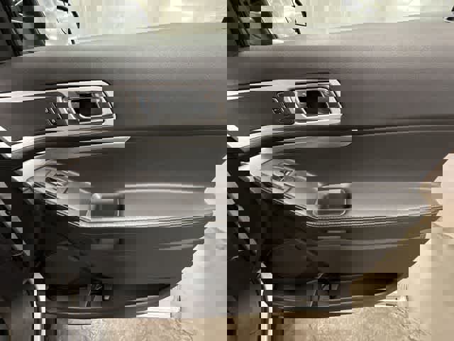 Used 2015 Ford Explorer XLT w/ Equipment Group 201B image 21