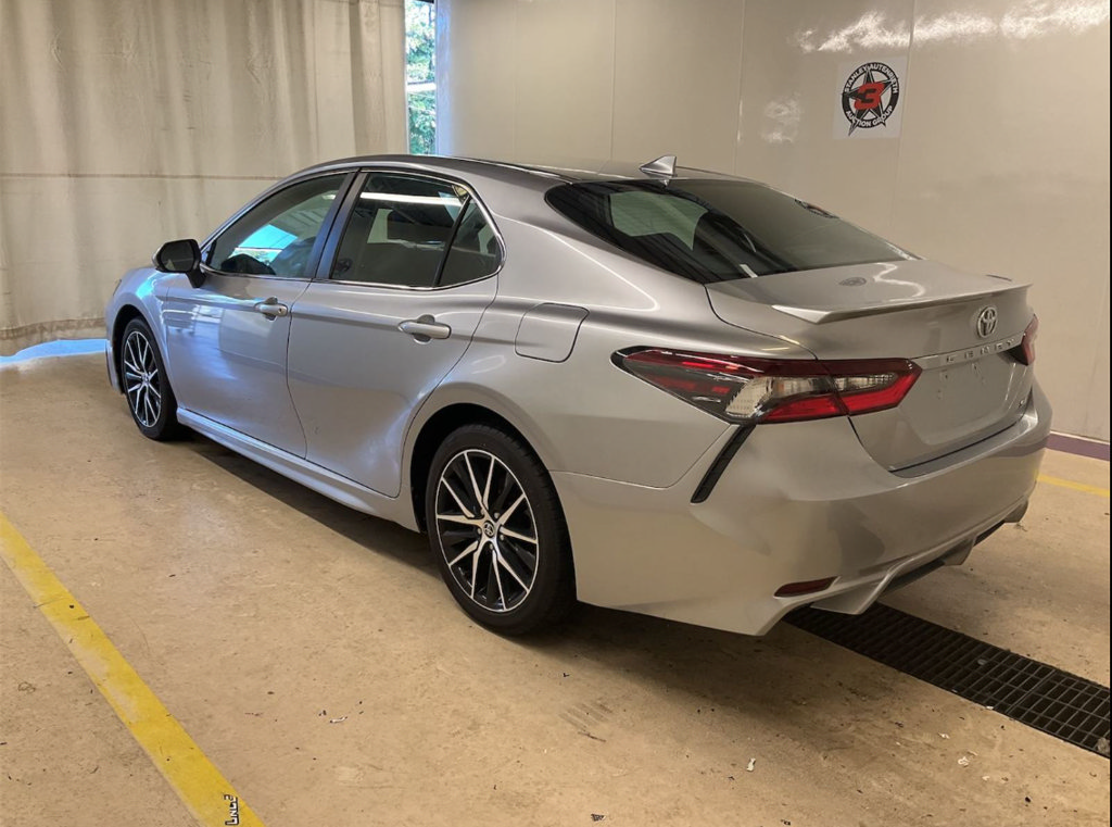 Used 2023 Toyota Camry SE FWD image 3