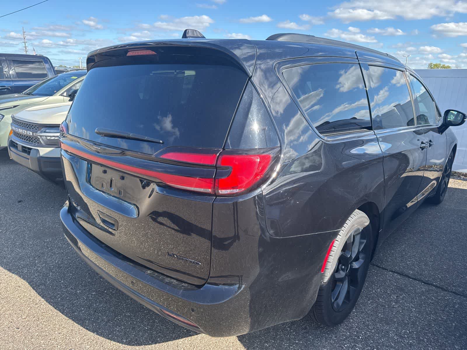 Used 2025 Chrysler Pacifica Limited FWD image 16