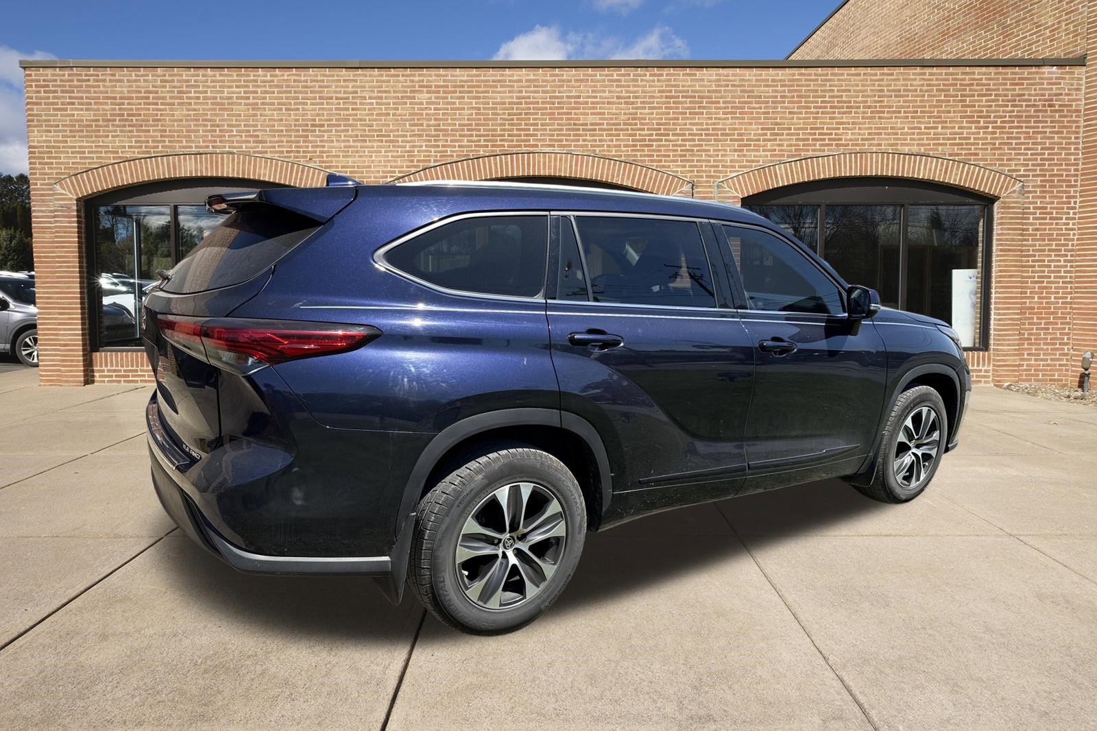 Used 2020 Toyota Highlander XLE AWD/4WD image 3
