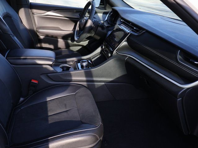 Used 2024 Jeep Grand Cherokee Altitude image 13