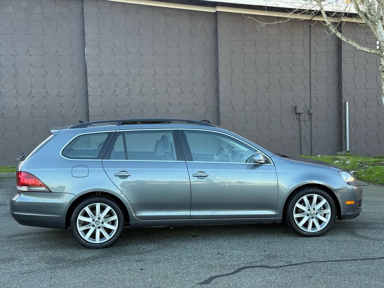 Used 2010 Volkswagen Jetta TDI FWD image 3