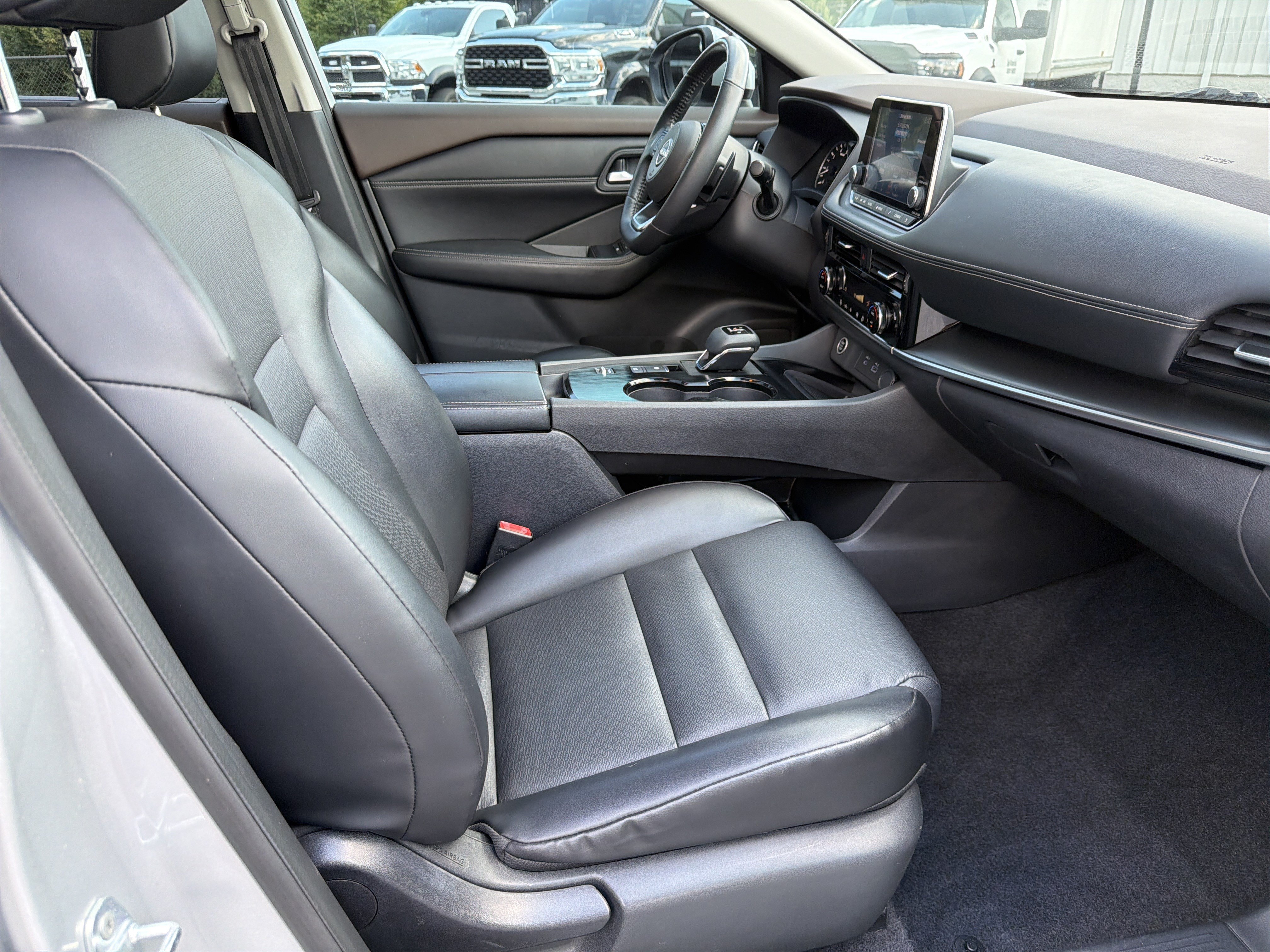 Used 2022 Nissan Rogue SV w/ SV Premium Package FWD image 16