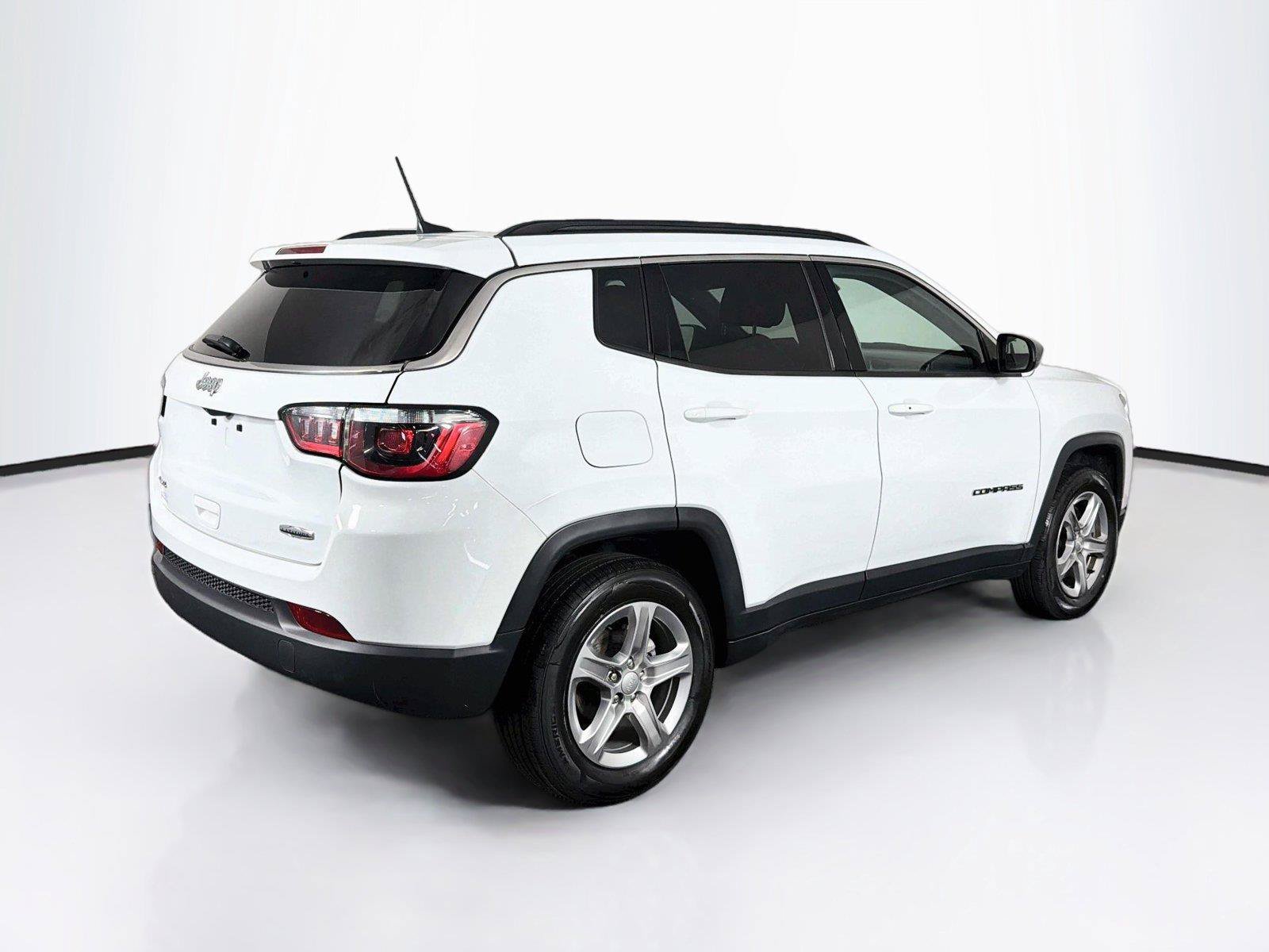 Used 2024 Jeep Compass Latitude AWD/4WD image 11