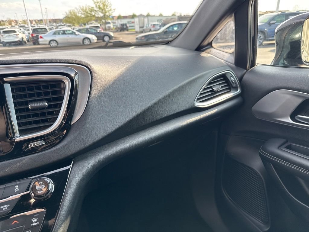 Used 2018 Chrysler Pacifica Touring Plus w/ S Appearance Package FWD image 21
