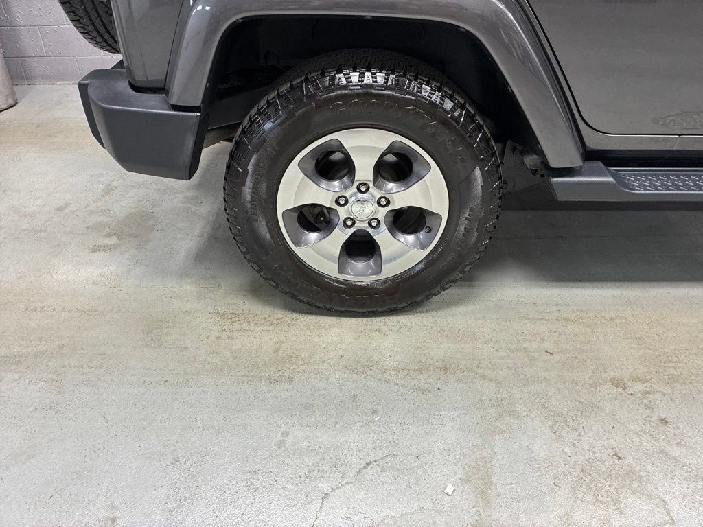 Used 2018 Jeep Wrangler Unlimited Sahara w/ Connectivity Group AWD/4WD image 3