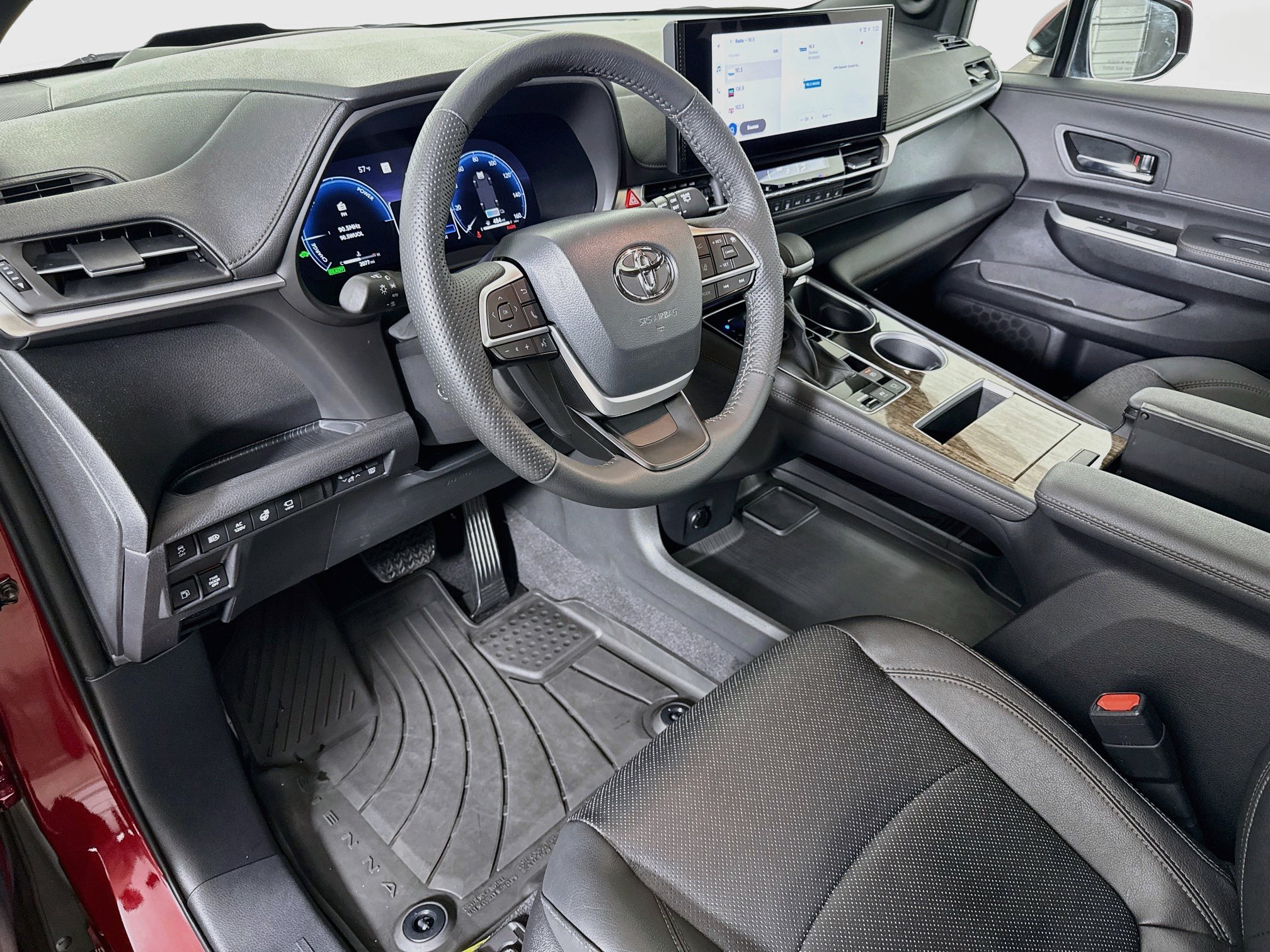 Used 2025 Toyota Sienna Platinum AWD/4WD image 9